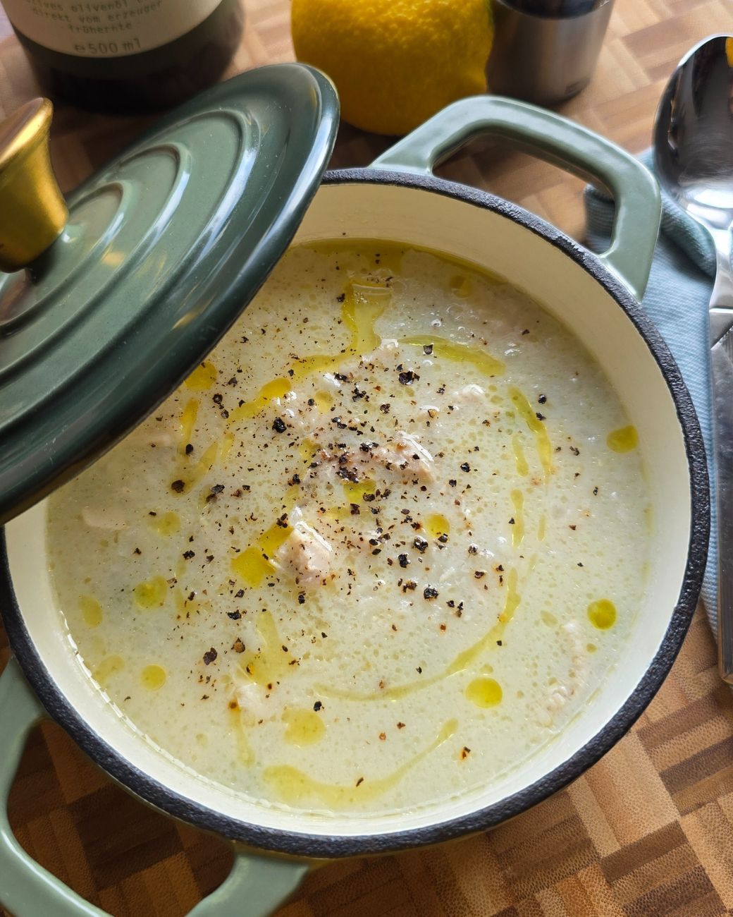 Griechische Zitronensuppe mit Huhn, verfeinert mit Pangaea Olivenöl und frisch gemahlenem Pfeffer.