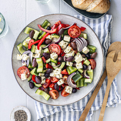 Griechischer Salat mit Feta - einfacher Bauernsalat mit original Dressing