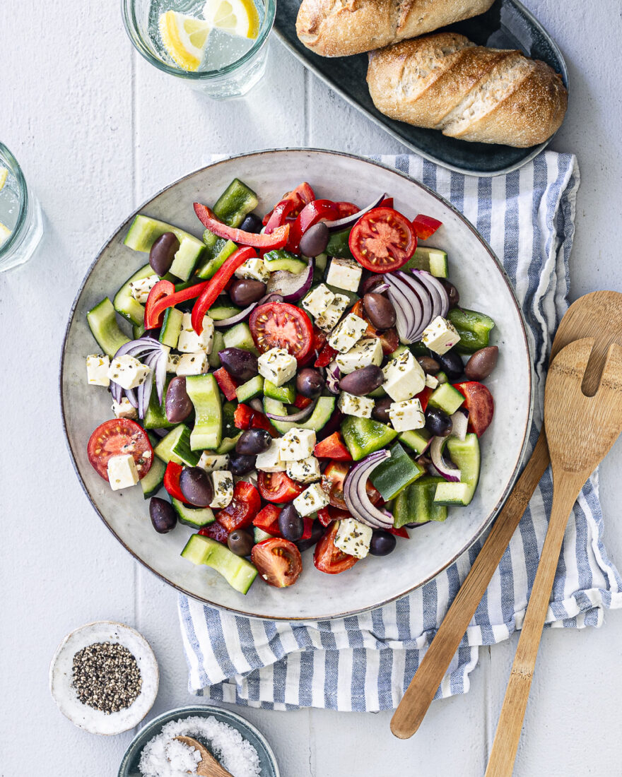 Griechischer Salat mit Feta - einfacher Bauernsalat mit original Dressing